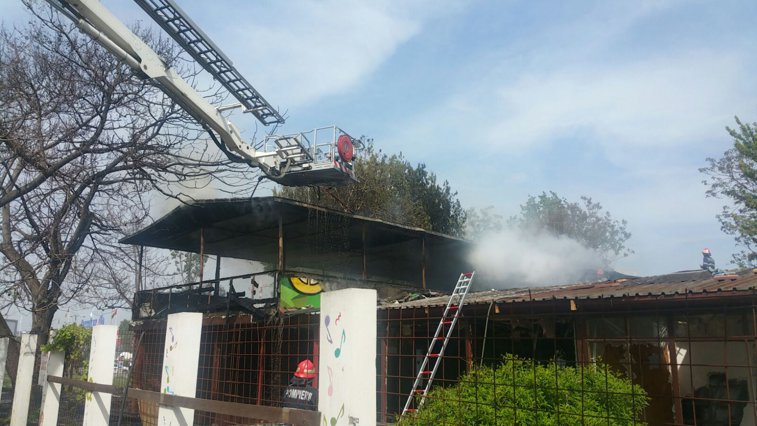 Imaginea articolului FOTO Incendiu la un restaurant nefuncţional din Capitală. Localul a ars şi acum două săptămâni 