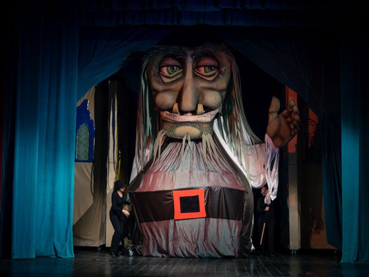 Imaginea articolului GALERIE FOTO O păpuşă de 6 metri, manevrată de cinci persoane, pe scena Teatrului din Piteşti