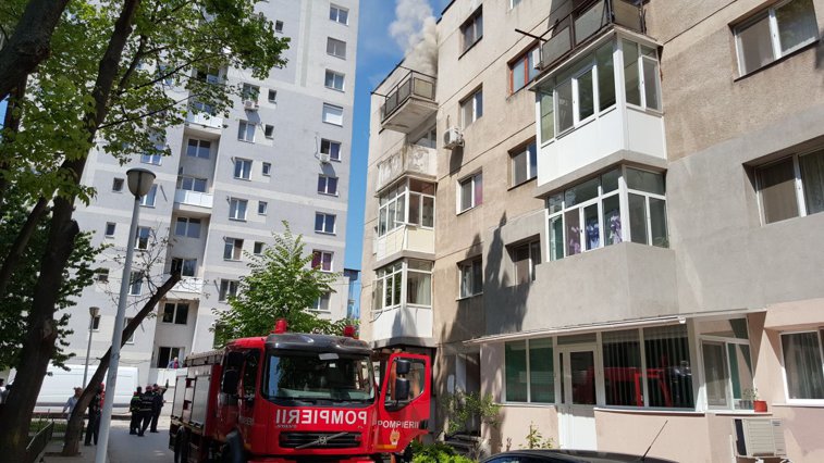 Imaginea articolului Cel puţin 75 de persoane au fost evacuate dintr-un bloc cu 9 etaje, din Petrila, unde a izbucnit un incendiu/ 11 persoane, dintre care 3 copii, la spital cu intoxicaţie de fum