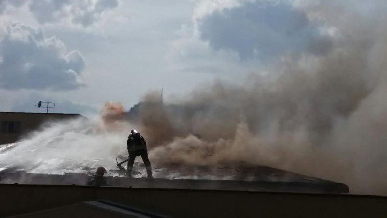 Imaginea articolului FOTO Incendiu puternic la un club şi la un restaurant din Braşov. Pompierii intervin cu cinci autospeciale de stingere, o autoscară şi un echipaj SMURD
