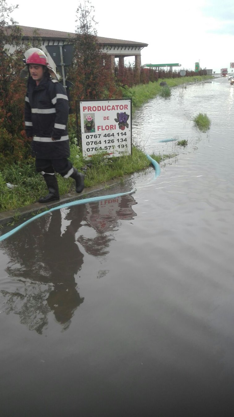 Imaginea articolului FOTO Inundaţii pe străzile din localitatea Adunaţii Copăceni, judeţul Giurgiu