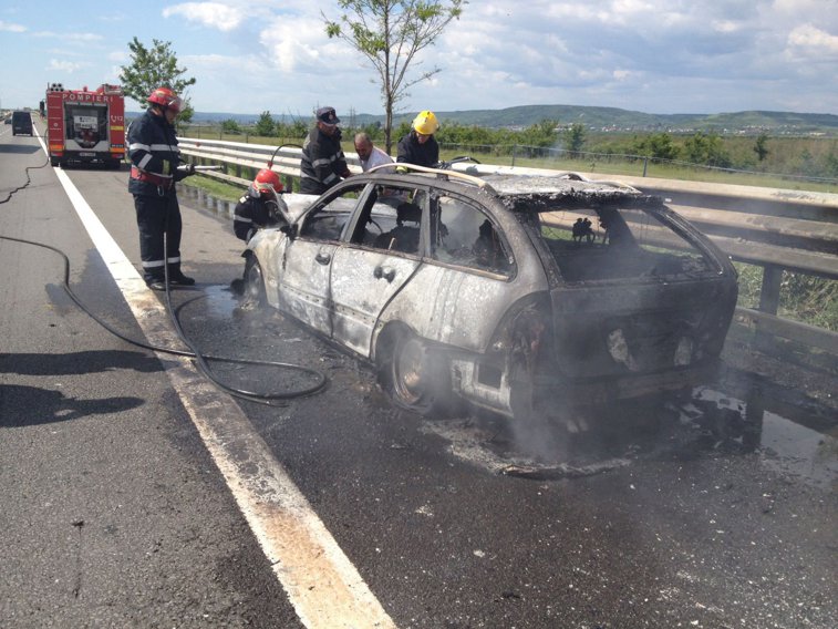 Imaginea articolului FOTO Argeş: O maşină a ars complet într-un incendiu pe A1