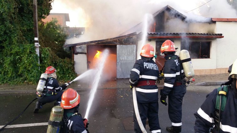 Imaginea articolului FOTO Incendiu la două imobile din Chitila. O persoană a fost rănită