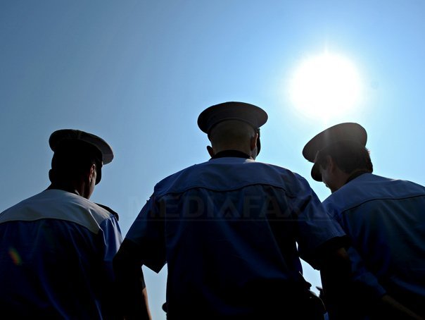 Imaginea articolului Ministrul Afacerilor Interne cere demisia şefului Serviciului Control din Poliţia de Frontieră, fotografiat stând în genunchi în faţa superiorilor 