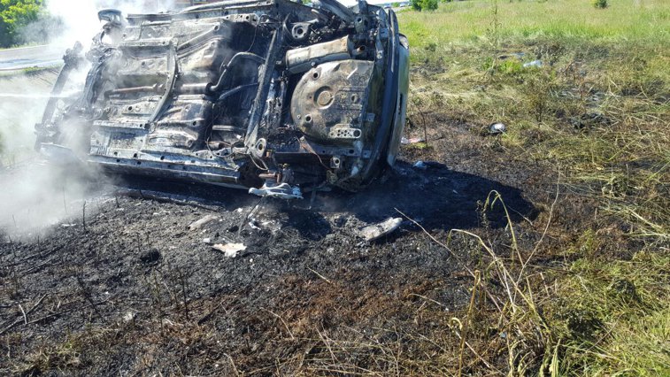 Imaginea articolului FOTO O maşină a luat foc în urma unui accident. Pasagerii au reuşit să iasă din autoturism