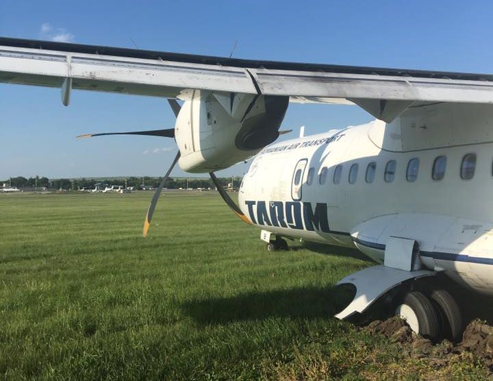 Imaginea articolului FOTO, VIDEO Un avion Tarom, cu 39 de pasageri, a ieşit de pe pistă la aterizarea pe aeroportul din Chişinău/ Tarom: În momentul frânării, aeronava a avut deplasări anormale