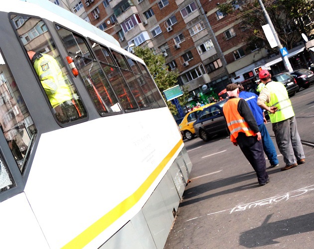 Imaginea articolului Trafic blocat pe o stradă din Capitală, după ce un şofer şi-a parcat maşina pe linia tramvaielor 5 şi 16