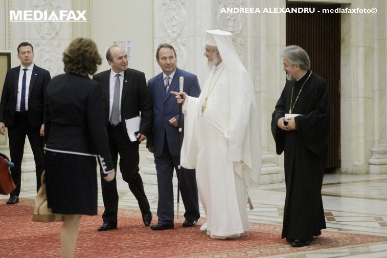 Imaginea articolului Plan de impozitare a BOR - Ideea consilierului premierului Tudose după o discuţie "la o masă" cu Patriarhul: "Biserica trebuie să înţeleagă şi să aleagă"