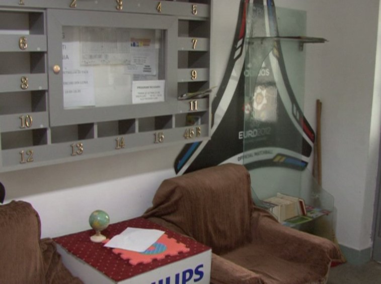 Imaginea articolului FOTO Un şomer a amenajat o sală de lectură în scara unui bloc din Drobeta Turnu Severin