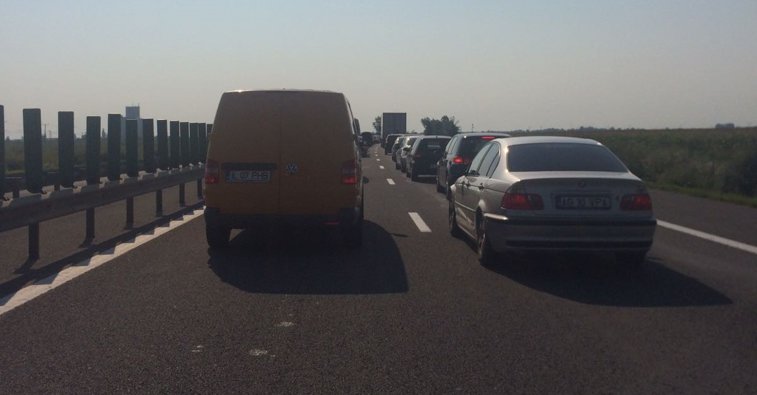 Imaginea articolului FOTO | Coloană de câţiva kilometri pe Autostrada Soarelui după o tamponare între şase maşini 