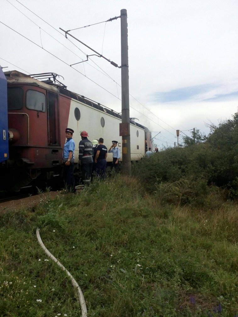 Imaginea articolului FOTO | Incendiul de la locomotiva trenului care circula pe ruta Craiova - Bucureşti Basarab a fost stins. Circa 50 de oameni erau în tren 