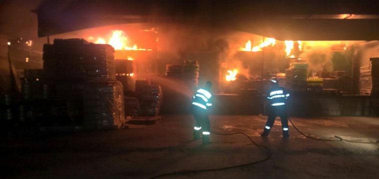 Imaginea articolului FOTO | Un depozit de băuturi alcoolice şi răcoritoare din Slatina a fost cuprins de un incendiu de proporţii/ UPDATE: Focul, stins după mai bine de două ore