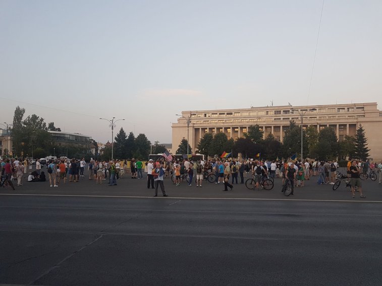 Imaginea articolului Incidente în Piaţa Victoriei: câţiva protestatari au încercat să treacă de cordonul de jandarmi / Proteste faţă de noile legi ale Justiţiei, în Bucureşti, Timişoara, Cluj Napoca şi Braşov