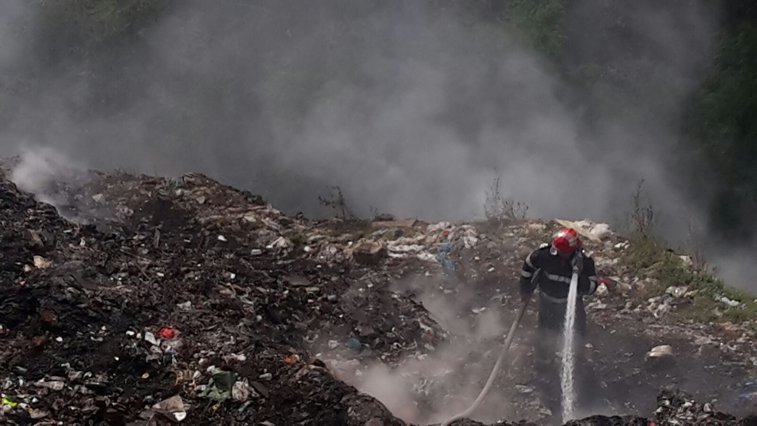 Imaginea articolului Stare de alertă în Măldăreşti - Vâlcea. Groapa de gunoi din apropiere de oraşul Horezu, arde de opt zile, iar aerul a devenit irespirabil / Metoda de intervenţia la incendiu, schimbată| FOTO