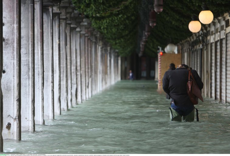 Imaginea articolului 6 morţi în urma inundaţiilor, în ITALIA. Primar: "Situaţia e dramatică" / MAE a emis atenţionare de călătorie / Numerele de telefon la care românii pot solicita asistenţă consulară