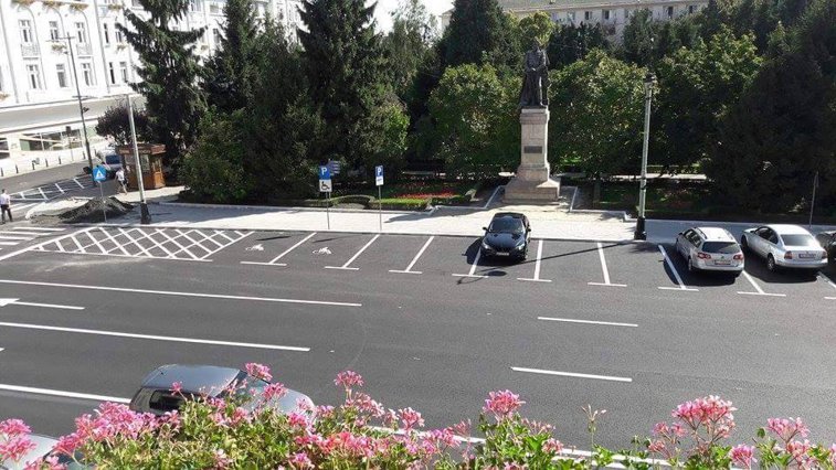 Imaginea articolului FOTO | Parcarea cu plată prin SMS a golit de maşini centrul Craiovei; şoferii preferă taxa mai mică