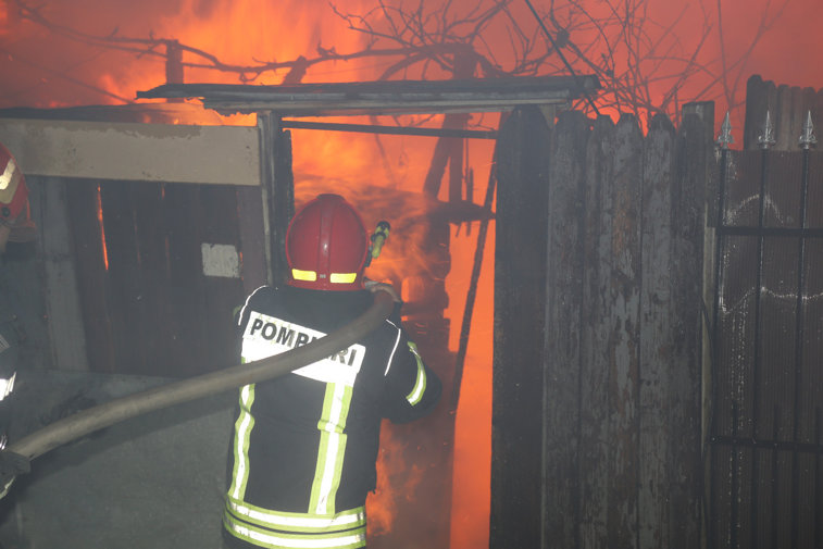 Imaginea articolului Incendiu puternic în Sectorul 4 din Bucureşti | Două case au fost cuprinse de flăcări