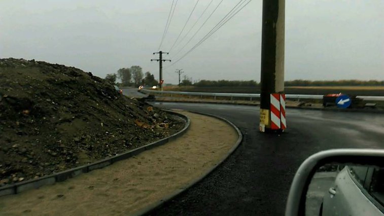 Imaginea articolului "Dorel" loveşte din nou. Poze cu un stâlp de electricitate în mijlocul drumului au devenit virale/ Primarul dă vina pe proiect: "căzut" stâlpul exact acolo | FOTO