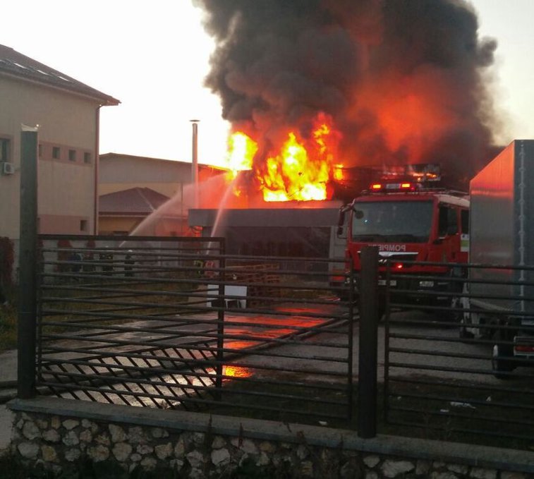 Imaginea articolului Incendiu în judeţul Vâlcea: Intervenţie dificilă pentru stingerea focului izbucnit la un depozit de instalaţii electrice | FOTO