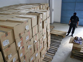 Imaginea articolului Peste 730.000 pachete de ţigări contrafăcute, depistate în Portul Constanţa Sud Agigea/ Captură impresionantă de ţigări de contrabandă în judeţul Arad