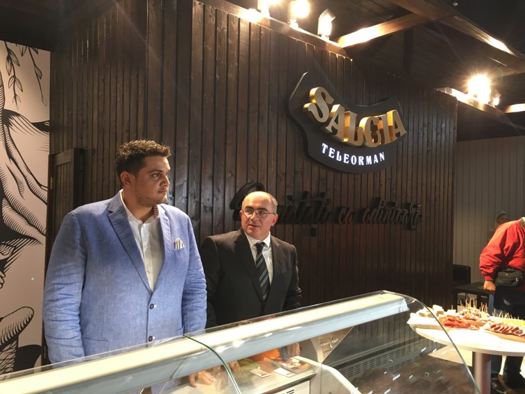 Imaginea articolului Dragnea a vizitat la Indagra standul firmei Salcia Teleorman, unde s-a întâlnit cu fiul şi fiica sa - FOTO, VIDEO