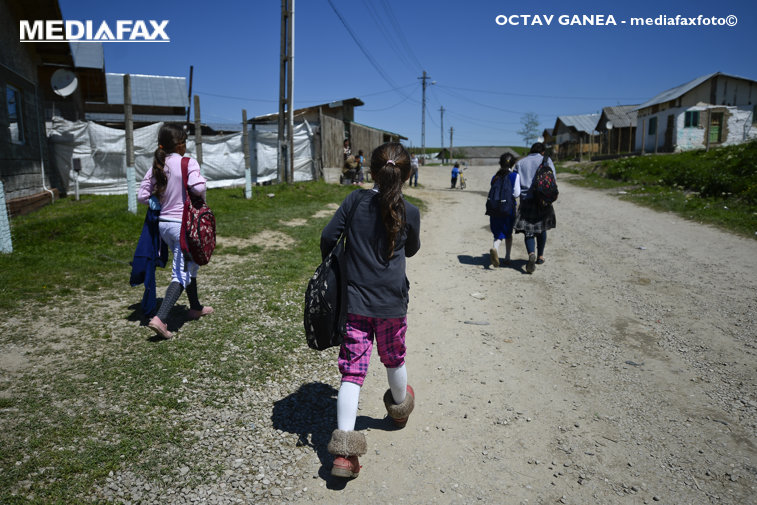 Imaginea articolului Copiii din România, aproape 50% dintre ei, sunt cei mai expuşi din Uniunea Europeană la riscul sărăciei şi al excluziunii sociale