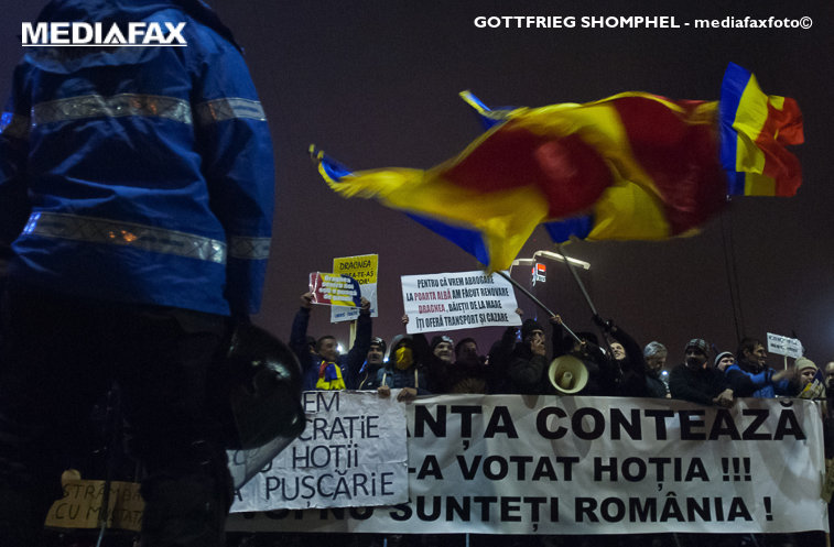 Imaginea articolului PROTEST amplu în Bucureşti / Aproximativ 10.000 de persoane, în marş de la Piaţa Victoriei la Palatul Parlamentului / Ce au cerut manifestanţii