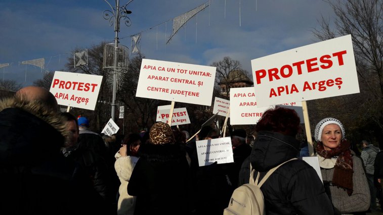 Imaginea articolului Protest al angajaţilor APIA, nemulţumiţi de grila de salarizare. Lider APIA: Nu se poate aplica grila din cauza bugetului/ Tudose: Un director are 12.497 de lei salariu lunar. Ni se pare mult
