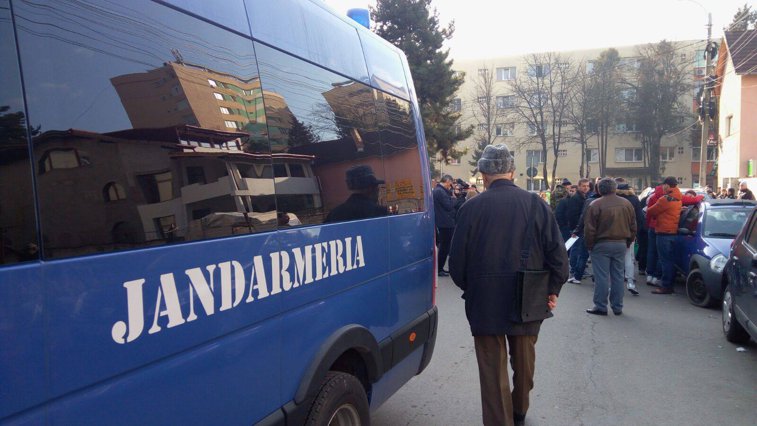 Imaginea articolului Maşină a Jandarmeriei, implicată într-un accident: Patru jandarmi şi un pasager au fost răniţi şi transportaţi la spital