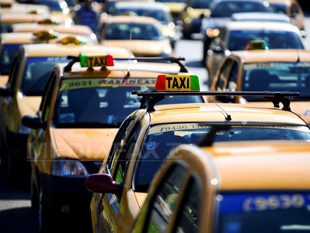 Imaginea articolului Taximetriştii cer intrarea în legalitate a Uber: Nu vrem să plece, dar să stea şi ei la cozi/ Traficul este blocat în centrul Capitalei, în urma protestului şoferilor de taxi