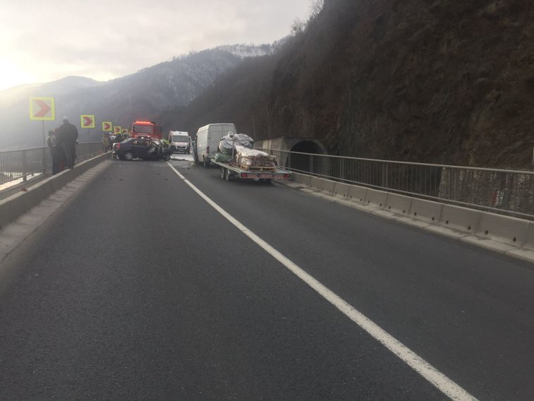 Imaginea articolului Trafic blocat pe Valea Oltului, între judeţele Vâlcea şi Sibiu, în urma unui accident mortal. O maşină a luat foc