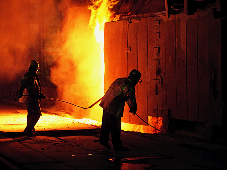 Imaginea articolului PROTEST spontan la ArcelorMittal Galaţi: Sute de salariaţi s-au strâns în faţa birourilor 