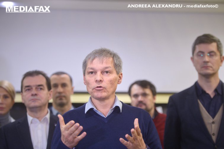 Imaginea articolului Dacian Cioloş le răspunde liderilor coaliţiei PSD-ALDE: Modificările Guvernului tehnocrat nu au provocat ieşirea în stradă a sute de mii de români