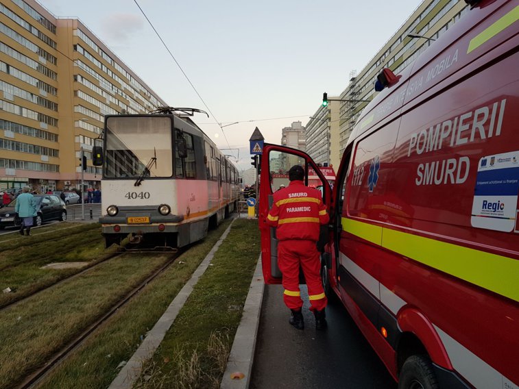 Imaginea articolului Accident rutier în zona Zetari din Capitală | Două persoane au fost rănite, iar circulaţia tramvaielor este blocată