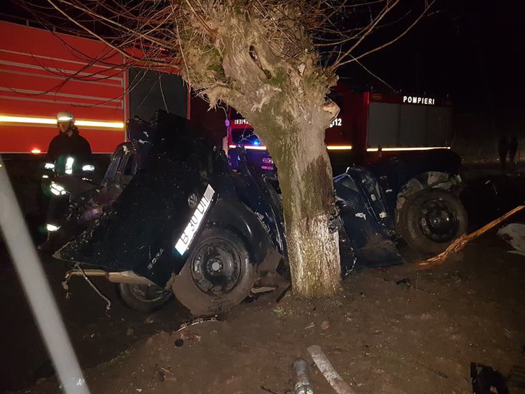 Imaginea articolului Teleorman: Doi tineri au murit, după ce maşina lor a lovit un copac de pe marginea drumului | FOTO