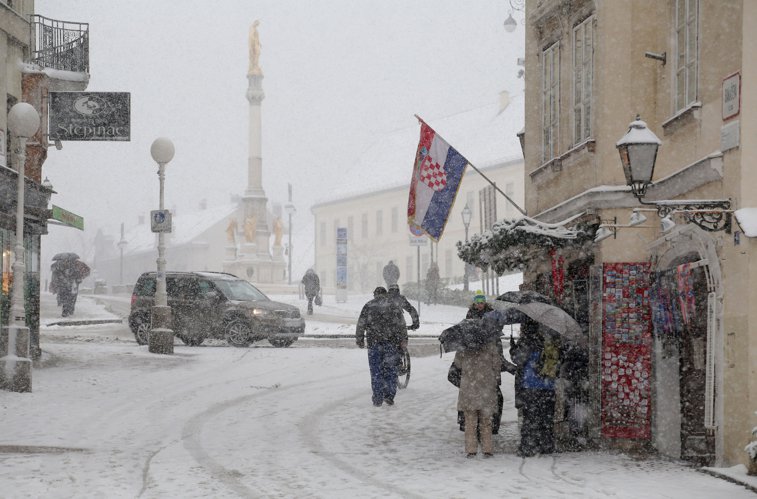 Imaginea articolului MAE atenţionează: Interdicţii şi limitări de circulaţie rutieră în condiţii de ninsoare în Croaţia / Numerele de telefon la care cetăţenii români pot solicita asistenţă consulară