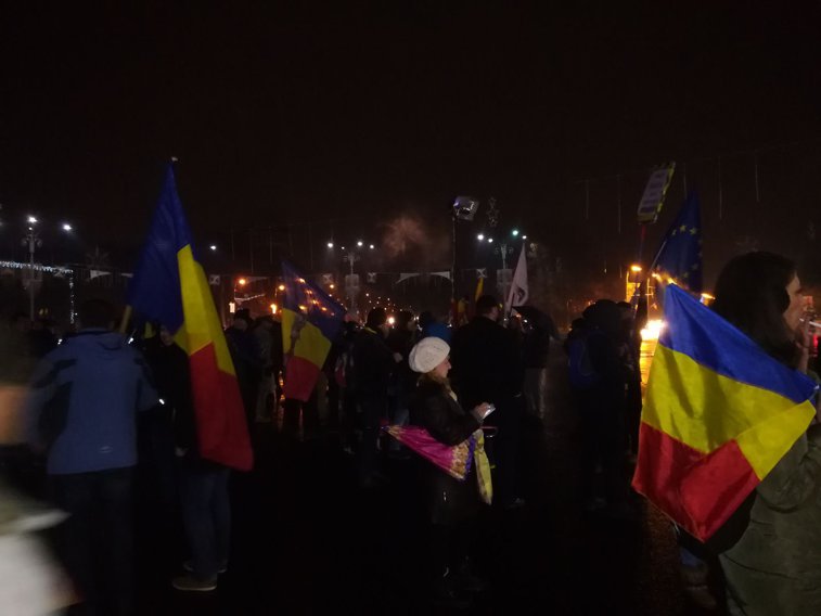 Imaginea articolului PROTEST în Piaţa Victoriei faţă de solicitarea de revocare a procurorului-şef al DNA. Manifestanţii au cerut DEMISIA ministrului Justiţiei, Tudorel Toader/ Mesaje anti-PSD, anti-guvernamentale şi pro-DNA la Cluj, Sibiu şi Timişoara