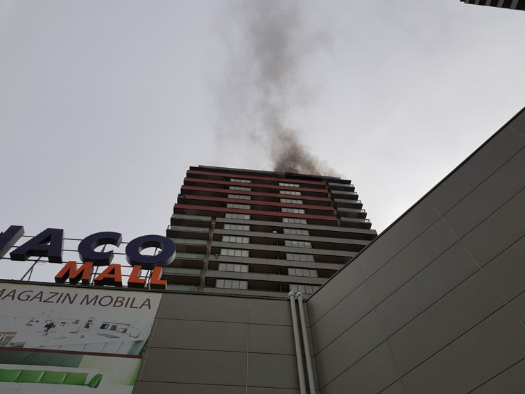 Imaginea articolului Incendiu într-un bloc-turn din Bucureşti. Locatarii au fost evacuaţi. UPDATE: Pompierii au reuşit stingerea focului