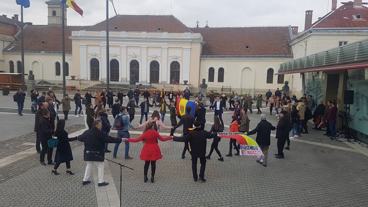 Imaginea articolului Zeci de români şi basarabeni s-au prins în Hora Unirii, la Alba Iulia