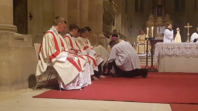 Imaginea articolului Arhiepiscopul de Alba Iulia a spălat şi sărutat picioarele a 12 studenţi teologi, la slujba din Joia Patimilor | GALERIE FOTO, VIDEO