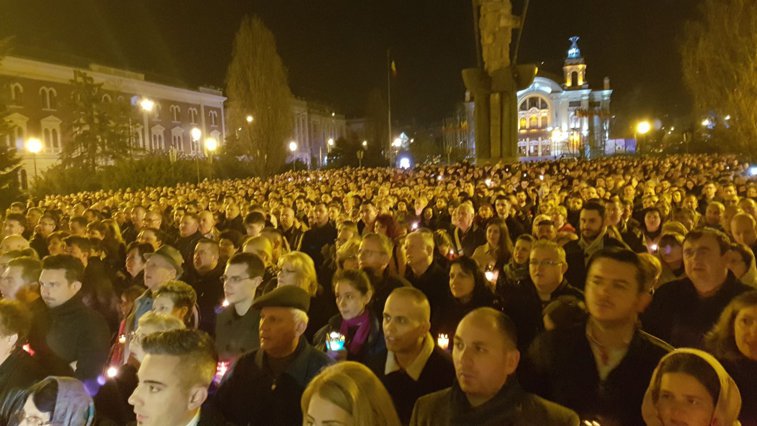 Imaginea articolului Hristos a înviat! Mii de oameni au asistat la slujba de Înviere şi au luat Lumina Sfântă, în Constanţa, Cluj-Napoca şi Iaşi | GALERIE FOTO
