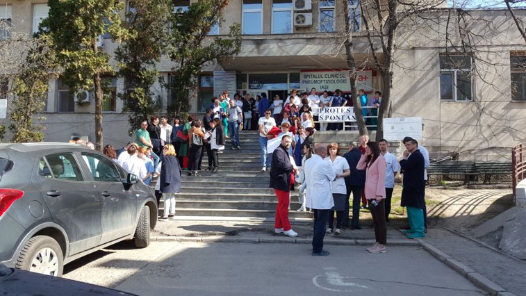 Imaginea articolului Protest de amploare la un spital din Iaşi: Dacă nu ni se rezolvă problemele, intrăm în grevă generală