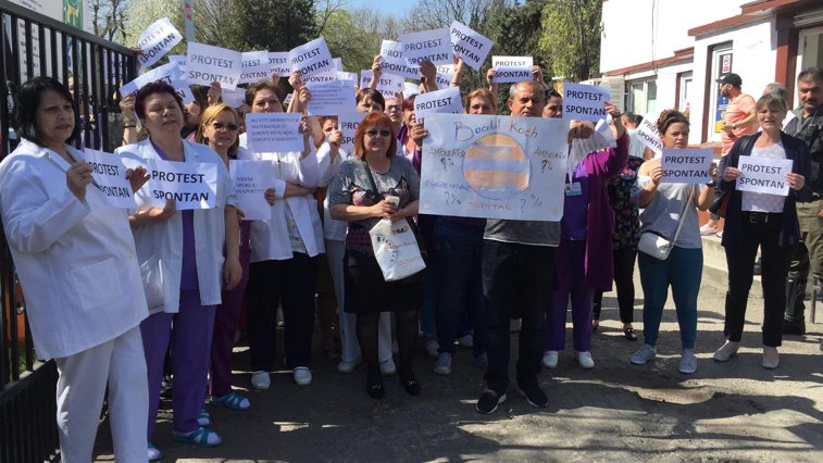 Imaginea articolului Protestele din sănătate se EXTIND. Angajaţi din TREI SPITALE din Bucureşti au ieşit în curtea unităţilor medicale - FOTO