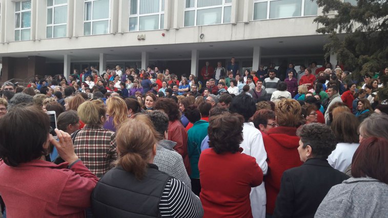 Imaginea articolului A doua zi de proteste la Spitalul de Urgenţă Craiova, provocate de diminuarea salariilor. Şi angajaţii Spitalului de Pneumoftiziologie din Iaşi protestează din nou în faţa instituţiei