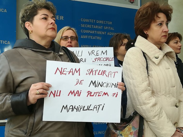 Imaginea articolului PROTESTE extinse în sănătate. Medicii din Craiova ameninţă că rup contractele de gărzi. La Iaşi, zeci de angajaţi sunt în faţa instituţiei LIVE UPDATE