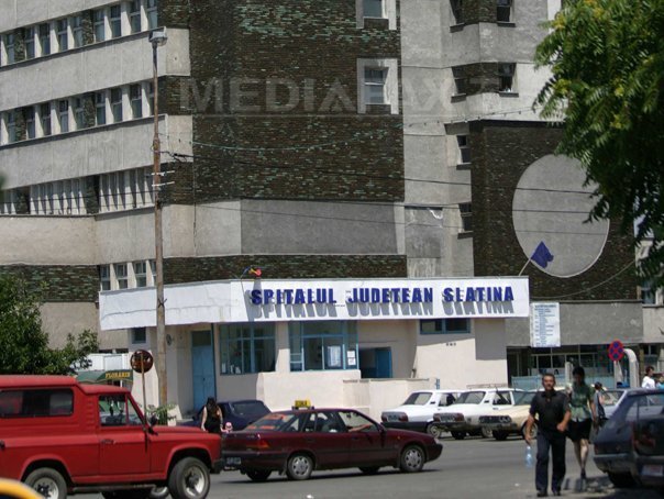 Imaginea articolului Bucăţi din acoperişul Spitalului din Slatina, smulse de vânt - FOTO
