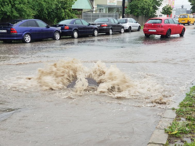 Imaginea articolului Rupere de nori în Alba Iulia: Străzi inundate după o ploaie torenţială