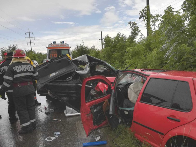 Imaginea articolului Tragedie pe şosele: Cinci persoane, între care un băiat de 14 ani, au murit în urma unor accidente în Prahova şi Harghita. Alţi 13 oameni au fost răniţi. FOTO