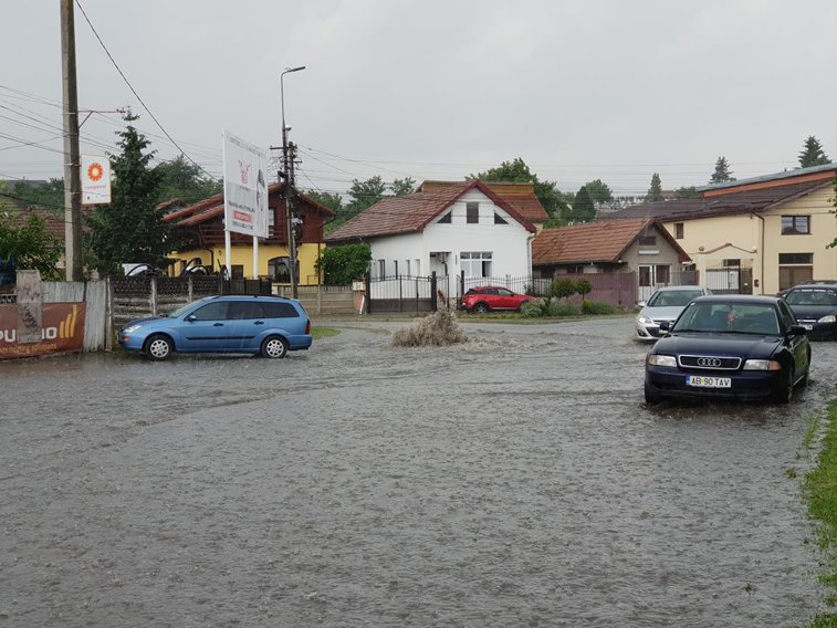 Imaginea articolului Ploaie torenţială la Alba Iulia: Mai multe străzi au fost inundate. Circulaţia se desfăşoară cu dificultate | FOTO, VIDEO