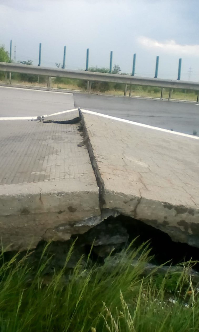 Imaginea articolului CNAIR intervine pe A2 pentru repararea plăcilor de beton desprinse la km 22, pe sensul de mers Bucureşti - Constanţa